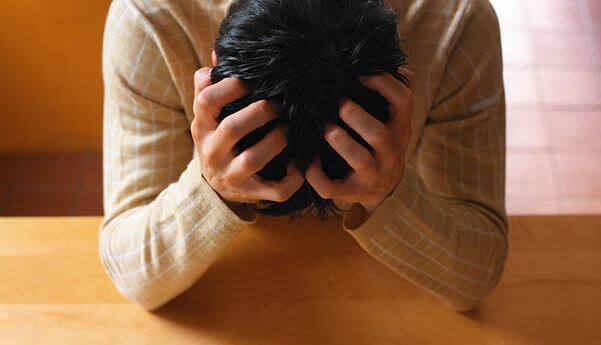 ઉપરાંત ચક્કર આવવા અને મગજ બરાબર કામ ન કરતું હોય તેમ લાગે છે. ઘણી કેસમાં મગજમાં બળતરા પણ થાય છે.