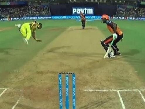 પરંતુ સૌથી વધારે આકર્ષણનું કેન્દ્ર બ્રાવોને કેચ રહ્યો હતો. પઠાણે 15મી ઓવરમાં બ્રાવોની બોલિંગમાં સીધો શોટ ફટકાર્યો હતો. જેને બ્રાવોએ ફોલોથ્રુમાં શાનદાર ડાઇવ લગાવીને પકડી લીધો હતો. બ્રાવોએ જેવો કેચ પકડ્યો, ઉઠીને ચેમ્પિયન્સ ડાન્સ કરવા લાગ્યો