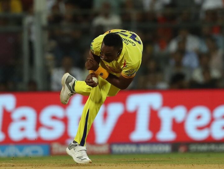 ત્યાં બીજી બાજુ કમેન્ટેટર પણ શાનદાર કેચ માટે બ્રાવોના વખાણ કર્યા હતા. જણાવાયું કે બ્રાવોએ લગભગ 129 Km/hની ઝડપે આવેલો કેચ પકડ્યો હતો. આ કેચ પકડતાં જ બ્રાવોએ આઇપીએલમાં સૌથી વધારે કોટ એન્ડ બોલ્ડ આઉટ કરી વિકેટ લેવાના હરભજનના રેકોર્ડની બરાબરી કરી હતી.