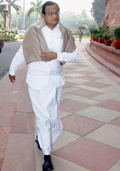 ટ્વિટમાં તેમણે લખ્યું છે કે ક્રૂડ ઓઇલની કિંમતમાં ઘટાડો થવાથી કેન્દ્ર સરકાર પ્રતિ લિટર પેટ્રોલ રૂ. 15 બચાવી રહી છે. સરકાર એક લિટર પેટ્રોલ પર વધારાના રૂ.10 ટેક્સ લગાવી રહી છે.જો સરકાર પી. ચિદમ્બરમની સલાહ પર અમલ કરે તો એક લિટર પેટ્રોલની કિંમત રૂ. 25 ઘટીને રૂ. 52 થઈ શકે છે.