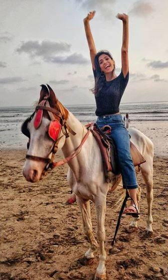 જેનું તાજુ ઉદાહરણ યોગિતા બિહાની છે. થોડા મહિના પહેલા લોકો તેનું નામ સુદ્ધાં નહોતા જાણતા, પરંતુ સલમાનનનું લકી ફેક્ટર તેના માટે સફળતા લઈને આવ્યું છે. સલમાનના ટીવી શો દસ કા દમના પ્રોમોમાં એક મિનિટ સુધી સ્ક્રીન શેર કર્યા બાદ યોગિતાનું નસીબ ચમક્યું છે.