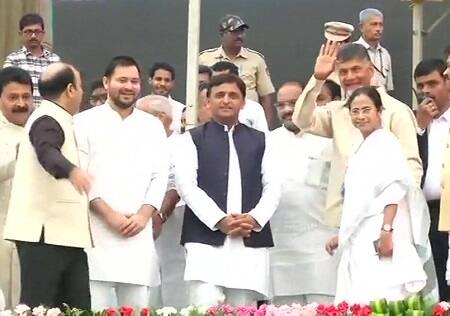 શપથગ્રહણ સમારોહમાં સોનિયા ગાંધી, રાહુલ ગાંધી, અખિલેશ યાદવ, માયાવતી, અરવિંદ કેજરીવાલ, મમતા બેનર્જી, ચંદ્રબાબુ નાયડૂ, પિનરાઈ વિજયન, સીતારામ યેચુરી, અજિત સિંહ, શરદ યાદવ, તેજસ્વી યાદવ, ડી રાજા સહિત અનેક દિગ્ગજ નેતાઓ ઉપસ્થિત રહ્યા હતા.