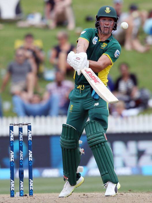 એ બી ડિવિલિયર્સને હાલના સમયમાં સૌથી વિસ્ફોટક બેસ્ટમેન ગણવામાં આવે છે, જે અસામાન્ય રીતે બોલને બાઉન્ટ્રીની પાર કરી શકે છે. ડિવિલિયર્સના કેટલાક શોટ્સ તો ક્રિકેટ તજજ્ઞોને પણ વિચારતા કરી મૂક્યા છે, ડિવિલિયર્સ ગ્રાઉન્ડમાં તમામ દિશાઓમાં શોટ્સ લગાવી શકે છે, એટલા માટે જ તો ક્રિકેટ ફેન્સ તેને 360 ડિગ્રી કહીને બોલાવતા હતા.