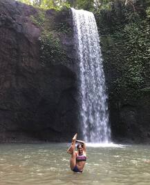 પાણીની અંદર બિકિની પહેરીને યોગ કરે છે આ યુવતી, અનેક સેલેબ્સને શીખવાડી ચુકી છે યોગ