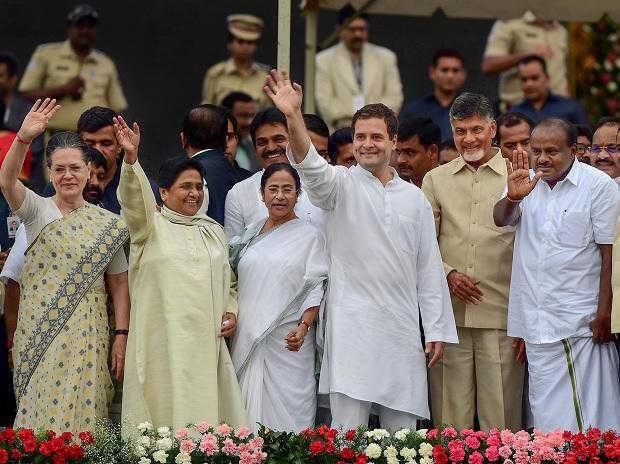 ઉલ્લેખનીય છે કે, વિધાનસભા બેઠકોમાંથી 222 બેઠકો પર ચૂંટણીમાં કોઇ એક પાર્ટીને પૂર્ણ બહુમતી મળી નથી. બીજેપીને 104. કોંગ્રેસને 78 અને જેડીએસને 37 બેઠકો તથા અન્યને 2 બેઠકો મળી છે. કોંગ્રેસે કર્ણાટકમાં બીજેપીને સત્તામાંથી બહાર રાખવા માટે 37 ધારાસભ્યો વાળી જેડીએસને રાજ્યમાં સરકાર બનાવવા માટે પોતાનું સમર્થન આપી દીધું છે. 