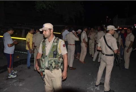 J&K: અડધી રાત્રે જમ્મુ બસ સ્ટેન્ડ પર આતંકીઓનો ગ્રેનેડ હુમલો, 3 પોલીસકર્મી સહિત 5 ઘાયલ J&K: અડધી રાત્રે જમ્મુ બસ સ્ટેન્ડ પર આતંકીઓનો ગ્રેનેડ હુમલો, 3 પોલીસકર્મી સહિત 5 ઘાયલ