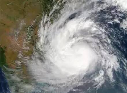 અમદાવાદ: સૌથી વિનાશક વાવાઝોડા ‘મેકુનુ’ને લઈને એલર્ટ જાહેર કરવામાં આવ્યું છે. હવામાન વિભાગ દ્વારા ‘મેકુનુ’ને લઈને એલર્ટ જાહેર કરવામાં આવ્યો છે. આ વાવાઝોડાને વેરી સિવિયર સાયક્લોનીક સ્ટ્રોમની કેટેગરીમાં મુકવામાં આવ્યું છે. અરબી સમુદ્રમાં ફરીથી હવાનું દબાણ સર્જાયું છે. ‘મેકુનુ’ દક્ષિણ-પશ્ચિમ સમુદ્રમાં પહોંચ્યું છે. જેના કારણે ગુજરાતના તમામ બંદરો પણ એલર્ટ કરી દેવામાં આવ્યા છે. 