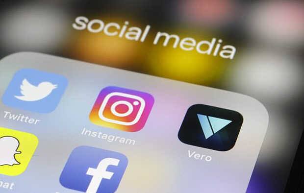 એકાઉન્ટને મ્યૂટ કરવા માટે સૌથી પહેલા તમને મેનૂના ઓપ્શનમાં જવું પડશે. અહીં તમે મ્યૂટ પૉસ્ટ, મ્યૂટ પૉસ્ટ સ્ટૉરી, મ્યૂટ પૉસ્ટ સ્ટૉરી ઓફ એકાઉન્ટ પર ક્લિક કરીને અલગ અલગના ઓપ્શનની મદદથી એક યૂઝરને મ્યૂટ કરી શકો છો. આ ફિચરનો ફાયદો એવા યૂઝર્સને મળશે જે પોતાની વૉલ પર ઓછી સ્ટૉરી જોવા માગે છે. 