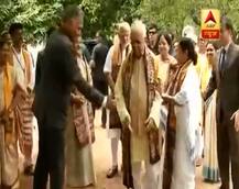 ફોટો સેશન દરમિયાન મમતાએ પીએમ મોદી સાથે ફોટો ખેંચાવવા ગવર્નરને ધક્કો મારીને હટાવ્યા, જુઓ તસવીરો