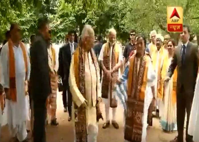 વળી, બીજી ઘટના શાંતિ નિકેતનમાં ઘટી, અહીં પીએમ નરેન્દ્ર મોદી, રાજ્યપાલન કેસરીનાથ ત્રિપાઠી અને સીએણ મમતા બેનર્જી ફોટો સેશનમાં પહોંચ્યા. આ દરમિયાન ગવર્નર કેસરીનાથ ત્રિપાઠી વારંવાર પીએમ મોદીની આગળ જઇ રહ્યાં હતા. ત્યારે સીએમ મમતા બેનર્જીએ લગભગ ધક્કો મારતા પીએમ મોદીની આગળથી ગવર્નરને હટાવી દીધા, જોકે સીએમ મમતા બેનર્જીના હાવભાવથી એવું લાગ્યું કે તેમને મજાકીયા અંદાજમાં આમ કર્યું હતું. તેમના ચહેરા પર હાસ્ય સ્પષ્ટ દેખાતું હતું. 