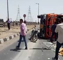 કચ્છ: દારૂની પેટીઓ ભરેલી ટ્રકે અચાનક મારી પલ્ટી, રસ્તા પર વહી દારૂની નદી