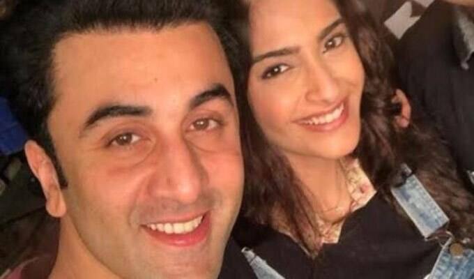 પોસ્ટર વિશે વાત કરતા, ફિલ્મના દિગ્દર્શક રાજકુમાર હિરાનીએ તેના ઓફિશ્યલ ટ્વિટર હેન્ડલ પર પોસ્ટ કરી છે. સોનમ કપૂર પોસ્ટરમાં રણબીર કપૂરની પાછળ ઊભી છે. તેના ટ્વીટમાં હિરાનીએ લખ્યું હતું કે, “સંજુના રોમેન્ટિક અને પ્રેમ જીવનમાંથી એક દ્રશ્ય. સંજુના ટ્રેલરને 5 દિવસ પછી 30મી મેના રિલીઝ કરવામાં આવશે. આ ફિલ્મ ફોક્સ સ્ટાર સ્ટુડિયોના બેનર હેઠળ બનાવવામાં આવી છે.