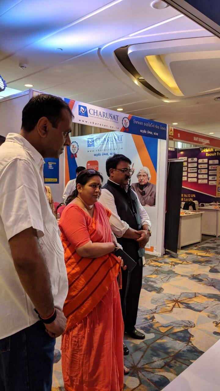  એજ્યુકેશન ફેરમાં વિધાનસભાના અધ્યક્ષ રાજેન્દ્ર ત્રિવેદી, વડોદરા શહેરના મેયર ભરત ડાંગર, કોગ્રેસ પ્રમુખ પ્રશાંત પટેલ, કોગ્રેસ નેતા નરેન્દ્ર રાવત અને તેમના પત્ની સહિતના મહાનુભાવો ઉપસ્થિત રહ્યા હતા. તેમણે એજ્યુકેશન ફેરના આયોજન બદલ એબીપી અસ્મિતાના પ્રયાસના વખાણ કર્યા હતા. લોકોએ પણ આ મહાનુભાવો સાથે પણ મુલાકાત કરી હતી.