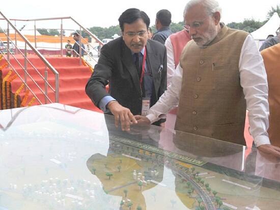 નવી દિલ્હી: આજે વડાપ્રધાન નરેન્દ્ર મોદી દેશના સૌથી ઝડપી અને હાઈટેક ઈસ્ટર્ન પેરિફેરલ એક્સપ્રેસ-વેનું ઉદ્ઘાટન કર્યું હતું. આ એક્સપ્રેસ-વેને સૌથી ઝડપી એટલા માટે કહેવામાં આવી રહ્યો છે કે, આ રોડ પર 120 કિલોમીટરની ઝડપે ગાડી ચલાવવાની મંજૂરી આપવામાં આવશે.