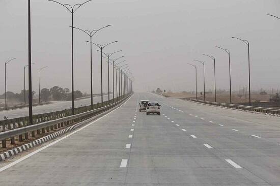 11,000 કરોડ રૂપિયાના ખર્ચે તૈયાર થનારો આ એક્સપ્રેસ-વે 6 લેનનો હશે. એટલું જ નહીં આ એક્સપ્રેસ-વે ઈન્ટેલિજેંસ હાઈવે ટ્રાફિક મેનેજમેંટ સિસ્ટમ અને વીડિયો ઈન્સિડેંટ ડિટેક્સનથી સજ્જ છે.