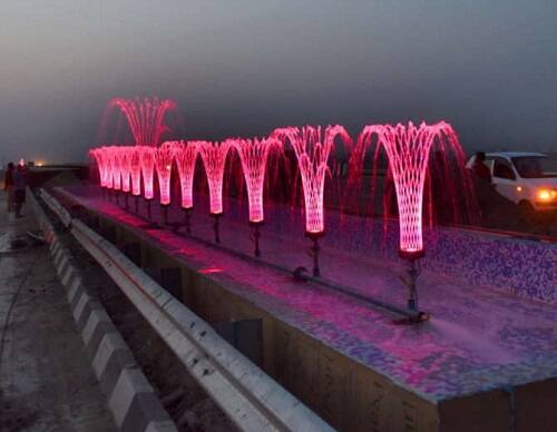 આ આખા હાઈવે પર 6 ઈંટરચેંજ, 4 ફ્લાઈઓવર, 71 અંડરપાસ અને 6 આરઓબી રહેશે. આ ઉપરાંત યમુના અને હિંદન પર બે મોટા બ્રિજ પણ છે.