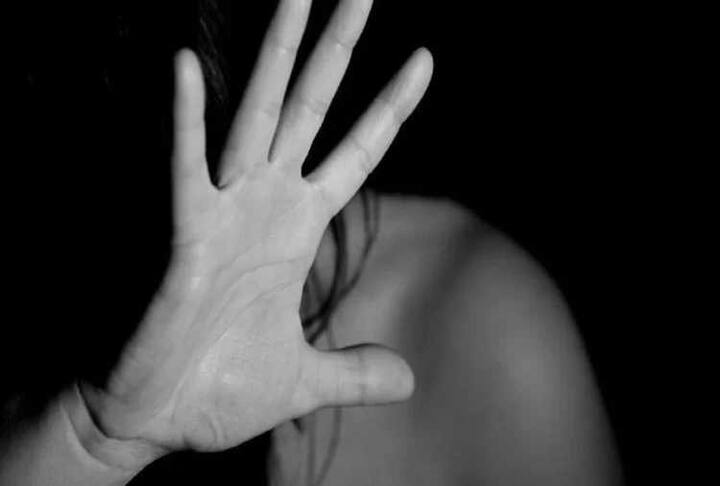 વર્ષ 2014માં એક ન્યૂઝ રિપોર્ટમાં ફોટો જોયા બાદ મહિલાએ ડેસમેડ જેમ્સ નામના વ્યક્તિને પોતાના પરના બળાત્કારનો આરોપી ગણાવ્યો હતો. બચાવ પક્ષના વકીલ અનુસાર, મહિલાએ આરોપીના પ્રાઇવેટ પાર્ટ વિશે જે માહિતી આપી હતી તેના ક્લાયન્ટનો પ્રાઇવેટ પાર્ટ તેની સાથે મેચ થતો નથી.  