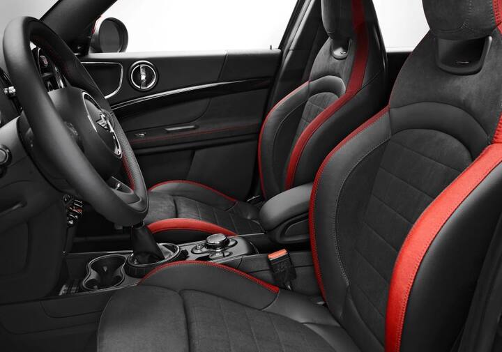 2018 Mini Cooper S અને D થ્રી ડોર અને ફાઇવ ડોર વેરિયન્ટમાં ઉપલબ્ધ છે. મિની કૂપર એસ કન્વર્ટિબલ વેરિયન્ટમાં પણ ઉપલબ્ધ છે. 2018 મિની કૂપર રેન્જની કિંમત 29.70 લાખ રૂપિયાથી શરૂ થઈને કન્વર્ટિબલ વર્ઝન માટે 37.10 લાખ રૂપિયા (એક્સ શો રૂમ) સુધી છે.