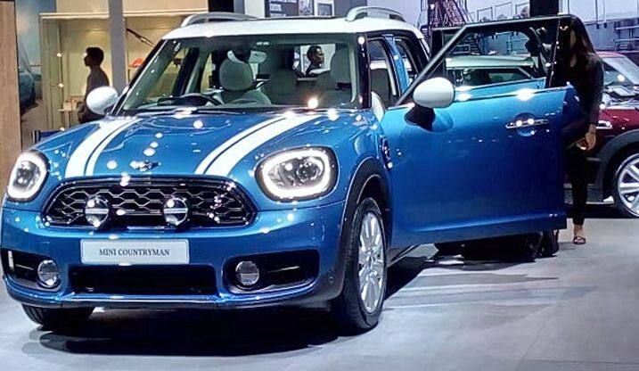 નવી દિલ્હીઃ ભારતીય માર્કેટમાં નવી 2018 કૂપર એસ અને કૂપર ડી લોન્ચ કરી દેવામાં આવી છે. 2018 મિની કૂપર રેન્જની પ્રારંભિક કિંમત 29.70 લાખ રૂપિયા (એક્સ શો રૂમ) રાખવામાં આવી છે. નવી કૂપરમાં ઈન્ટીરિયર અને એક્સટીરિયર ડિઝાઇનને અપડેટ કરવામાં આવી છે, ઉપરાંત નવું ગિયરબોક્સ પણ આપવામાં આવ્યું છે.