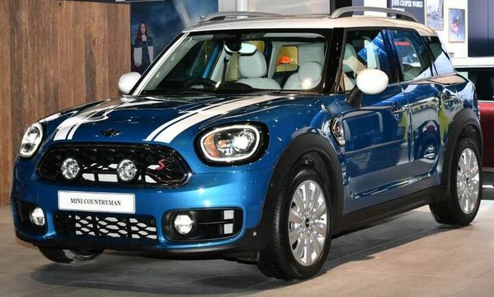 Cooper S માત્ર 3.5 સેકન્ડમાં 100 km/hની સ્પીડ પકડી લે છે અને તેની ટોપ સ્પીડ 235km/h છે. 2018 કૂપર રેન્જ ત્રણ નવા કલર ઇમરાલ્ડ ગ્રે મેટાલિક, સ્ટારલેટ બ્લૂ મેટાલિક અને સોલારિસ ઓરેન્જ કલર ઓપ્શનમાં મળશે.