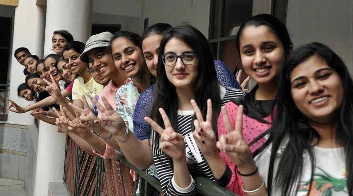 માતૃભાષા કરતા અંગ્રેજીનું પરિણામ વધારે રહ્યું છે. સૌથી ઉંચા પરિણામમાં સૌરાષ્ટ્રના ત્રણ અને દક્ષિણ ગુજરાતના બે જિલ્લા રહ્યા છે. 100 ટકા પરિણામ ધરાવતી શાળાઓની સંખ્યા 368 રહી હતી જ્યારે A 1 ગ્રેડમાં પાસ થનાર વિદ્યાર્થીઓની સંખ્યા 6378 અને A2 ગ્રેડમાં પાસ થનાર વિદ્યાર્થીઓની સંખ્યા 33956 રહી હતી. 