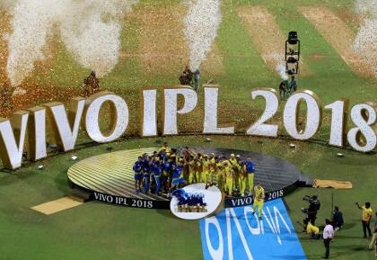 આઇપીએલના 11મા સીઝનમાં ફાઇનલ બાદ ઇનામોની વરસાદ થઇ હતી. ચેમ્પિયન ચેન્નઇને 20 કરોડ રૂપિયા ઇનામ સ્વરૂપે આપવામાં આવ્યા હતા. જ્યારે ફાઇનલમાં હારનારી હૈદરાબાદની ટીમને 12.5 કરોડ રૂપિયાનું ઇનામ અપાયું હતું. તે સૌથી વધુ રન ફટકારનારા ખેલાડીને 10 લાખ રૂપિયા અપાયા હતા જ્યારે સૌથી વધુ વિકેટ ઝડપનારા બોલરને 10 લાખ રૂપિયાનો ચેક અપાયો હતો.