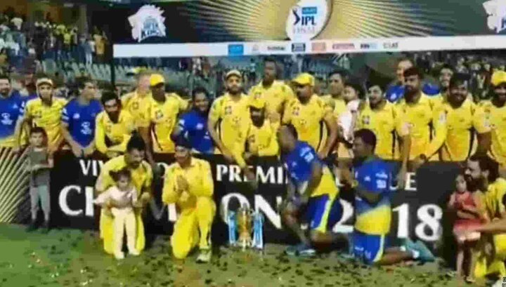 IPL જીત્યા બાદ CSK પ્લેયર્સે કર્યું જબરદસ્ત સેલિબ્રેશન, બ્રાવોએ ડાન્સ કર્યો તો ભજ્જીએ ઉપાડી ટ્રૉફી, જુઓ તસવીરો IPL જીત્યા બાદ CSK પ્લેયર્સે કર્યું જબરદસ્ત સેલિબ્રેશન, બ્રાવોએ ડાન્સ કર્યો તો ભજ્જીએ ઉપાડી ટ્રૉફી, જુઓ તસવીરો
