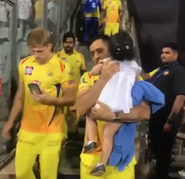 IPL જીત્યા બાદ CSK પ્લેયર્સે કર્યું જબરદસ્ત સેલિબ્રેશન, બ્રાવોએ ડાન્સ કર્યો તો ભજ્જીએ ઉપાડી ટ્રૉફી, જુઓ તસવીરો IPL જીત્યા બાદ CSK પ્લેયર્સે કર્યું જબરદસ્ત સેલિબ્રેશન, બ્રાવોએ ડાન્સ કર્યો તો ભજ્જીએ ઉપાડી ટ્રૉફી, જુઓ તસવીરો