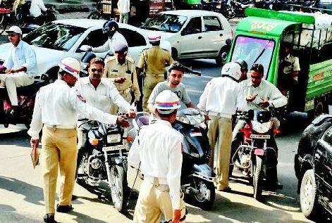 દરેક હોમગાર્ડ કે ટીઆરબી જવાનને યુનિફોર્મ પહેરવો ફરજિયાત છે, તમે તેનું નામ તેમજ તે કયા સિગ્નલ પર ઉભો છે, તેનો આઈડી શું છે તેની વિગતો લઈ તેની સામે ફરિયાદ પણ કરી શકો છો.