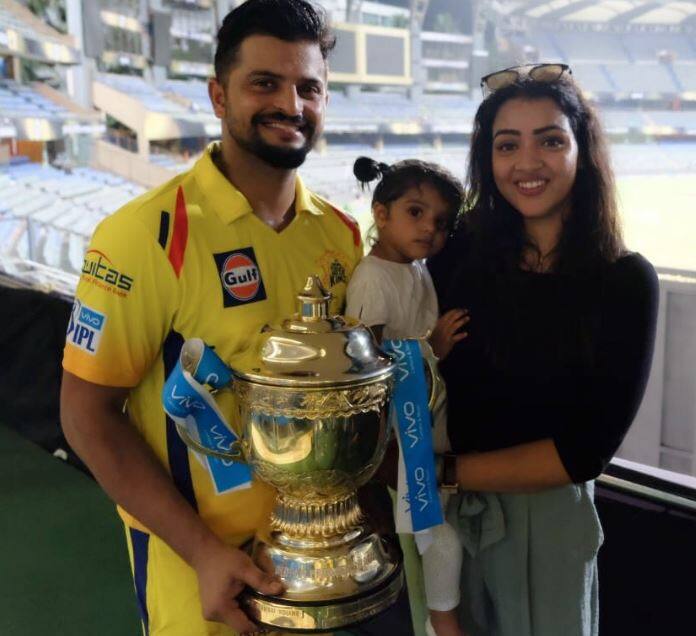 આઈપીએલ ટ્રોફી સાથે રૈના પરિવાર