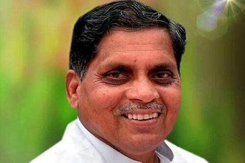 કર્ણાટકમાં કોંગ્રેસ(77) અને જેડી(એસ)(38) અને બીએસપીની એક સીટના સમર્થનથી કુમારસ્વામી મુખ્યમંત્રી બની શક્યા છે અને 104 સીટોવાળી સૌથી મોટી પાર્ટી બીજેપી વિપક્ષમાં છે. આવનારા સમયમાં પેટા-ચુંટણીઓ રાજનીતિક સમીકરણો બદલી શકે છે.