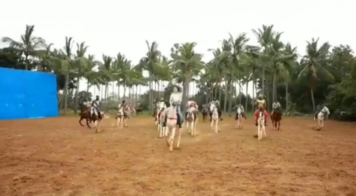 મુંબઇઃ સની લિયોની હવે નવા અવતારમાં ફેન્સની વચ્ચે આવી રહી છે. પોતાની અપકમિંગ ફિલ્મ 'વીરમાદેવી' માટે સનીએ આજકાલ હોર્સ રાઇડિંગની પ્રેક્ટિસ શરૂ કરી દીધી છે. પ્રેક્ટિસ કરતાં તેને એક વીડિયો પણ પોતાના ઇન્સ્ટાગ્રામ પર પૉસ્ટ કર્યો છે. 