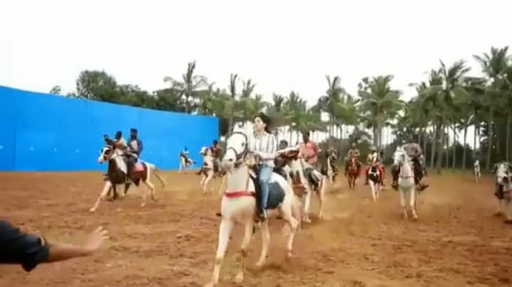  સની લિયોનીએ વીડિયો પૉસ્ટ કરતાં લખ્યું છે કે, 'Practice ride with this beautiful animal before shooting #veeramadevi did my own riding and stunts for this first look shoot!'. 