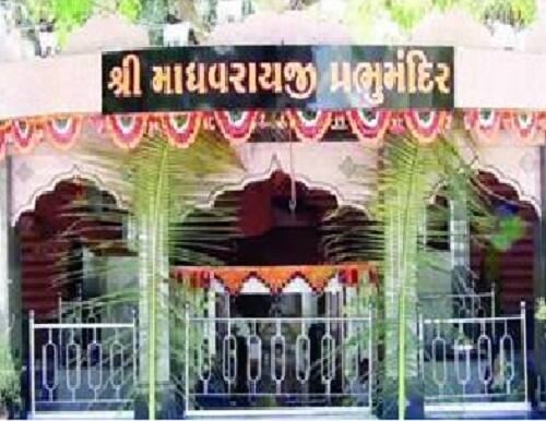 તેના કારણે મંદિરના મંહત રીષીગીરી રાજનગીરી ગોસ્વામીના સંપર્કમાં આવી હતી દોઢ વર્ષ પહેલા મહંતે મને મંદિરમાં સેવા કરવા માટે બોલાવી હતી. આથી હું મંદિરે ગઈ હતી. ત્યારે હું મહંતની વધુ નજીક આવી હતી.