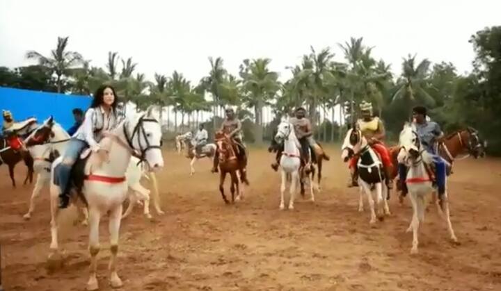 ઉલ્લેખનીય છે કે, આ સાઉથની ફિલ્મ છે જેમાં સની એક યોદ્ધાના અવતારમાં દેખાશે. તામિલ-તેલુગુ ભાષામાં બની રહેલી ફિલ્મ મલયાલમ, કન્નડ અને હિન્દીમાં પણ રિલીઝ કરવામાં આવશે. 