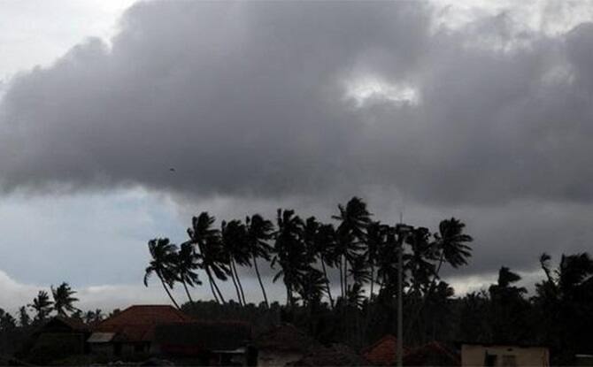 આ પહેલા પ્રાઈવેટ એજન્સી સ્કાઈમેટ અને ભારતીય હવામાન વિભાગ (આઈએમડી) વચ્ચે ચોમાસાને લઈને મતભેદ ઊભો થયો હતો. આઈએમડીનું કહેવું છે કે, 10મે પછી સતત બે દિવસ સુધી મોનસૂન મોનિટરિંગના 14 સેન્ટર્સ પર 2.5 મિલિમીટર કે તેનાથી વધુ વરસાદ રેકોર્ડ થવાને કારણે મોનસૂન આવવાનો સમય બીજા દિવસે (29મે)એ માનવામાં આવ્યો છે.