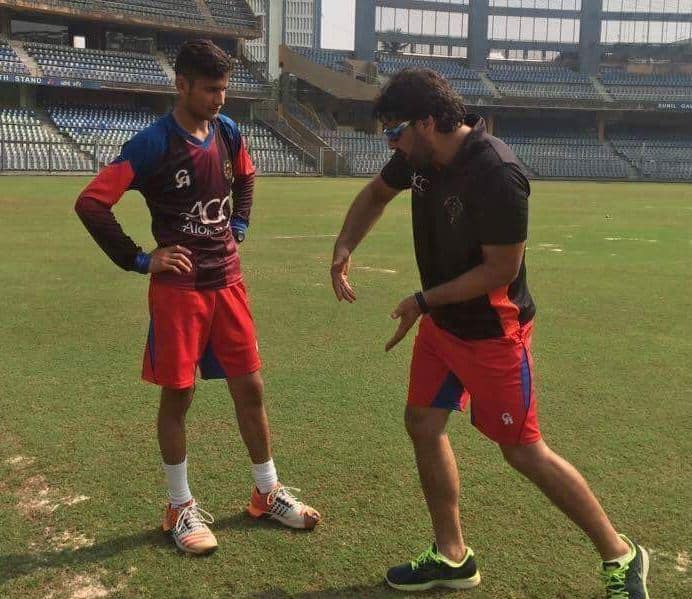 મેદાન પર ક્રિકેટની ટિપ્સ મેળવતો મોમંદ