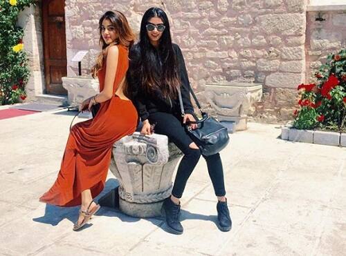 તેમના પિતા બોની પણ અવાર-નવાર બંનેને ડિનર પર લઈ જતા હોય છે જેની તસવીરો ઘણીવાર સામે આવી ચૂકી છે. આ ગ્રુપ આઉટિંગમાં કપૂર પરિવારના અન્ય સભ્યો પણ સામેલ થયા હતા.