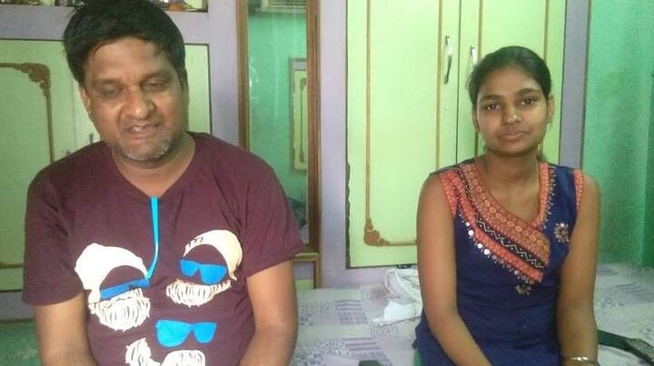 નાઈ કી મંડી વિસ્તારમાં રહેતા સોની વેપારી વિજય બંસલ તેમની દીકરી નૈંસી સાથે બે લાખ રૂપિયા જમા કરાવવા બેંકમાં ગયા હતા. રૂપિયા ભરેલો થેલો નૈંસીના હાથમાં હતો. બાપ-દીકરી બેંકની સીડિ ચડતા હતા ત્યારે વાંદરાના ટોળા પૈકીનો એક વાંદરો નૈંસીના હાથમાંથી થેલો છીનવીને ભાગવા લાગ્યા હતા. જે બાદ નૈંસી ગભરાઈ ગયા અને પિતા બૂમો પાડવા લાગ્યા.