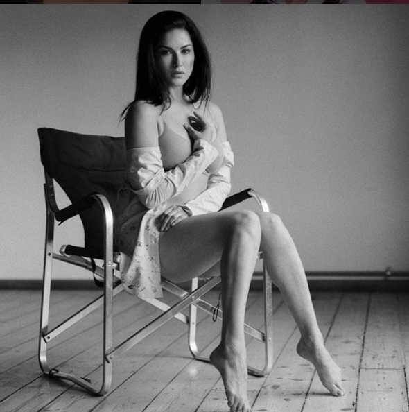 જો ફિલ્મોની વાત કરવામાં આવે તો સની બહુ જલ્દી પોતાની બાયોપિક ફિલ્મ ‘કરણજીત કૌરઃ ધ અનટૉલ્ડ સ્ટૉરી ઓફ સની લિયોની’માં દેખાશે. આ ફિલ્મ સનીના પતિની ભૂમિકા એક સાઉથ આફ્રિકન એક્ટર નિભાવવા જઇ રહ્યાં છે. સાથે જ સનીની બાળપણની ભૂમિકા એક્ટ્રેસ Ryasa Sujani નિભાવતી દેખાશે. સનીએ આ વાતની માહિતી તેના ઇન્સ્ટાગ્રામ પેજ પર આપી છે. 