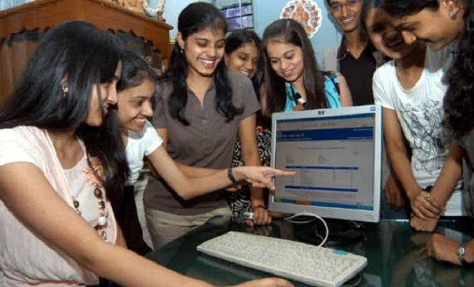 100 ટકા પરિણામ ધરાવતી શાળાની સંખ્યા 2017ના 81ની સરખામણીએ વધીને 206 નોંધાય છે. સુરતના નાનપુરા બ્લાઇન્ડ કેન્દ્રનું પરિણામ 100 ટકા જાહેર થયું છે. જ્યારે લુણાવાડાના મહિસાગર કેન્દ્રનું પરિણામ સૌથી ઓછું 11.74 ટકા જાહેર થયું છે. આહવા જિલ્લાનું પરિણામ સૌથી વધારે 77.32 ટકા અને છોટા ઉદેપુર જિલ્લાનું પરિણામ સૌથી ઓછું 31.54 ટકા જાહેર થયું છે. માર્ચ 2018ની પરિક્ષામાં કુલ 4,67,100 ઉમેદવારો નોંધાયા હતા. જે પૈકી 4,59,806 પરીક્ષાર્થીઓ હાજર રહ્યા હતા. 