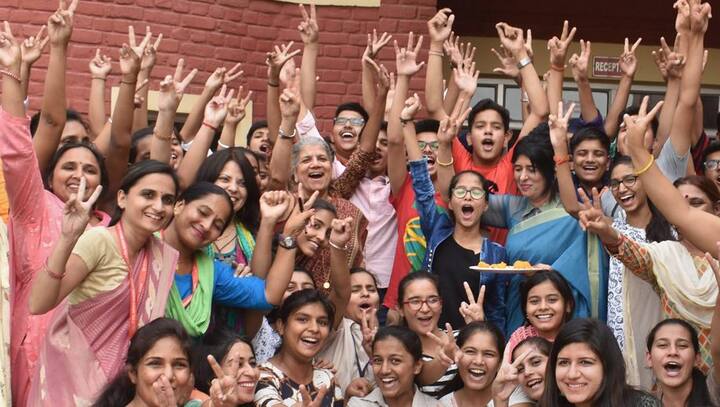 કુલ વિદ્યાર્થીઓમાંથી 66.17 ટકા વિદ્યાર્થીનીઓ અને 47.86 ટકા વિદ્યાર્થીઓ પાસ થયા છે. A1 ગ્રેડ સાથે પાસ થનારા વિદ્યાર્થીઓની સંખ્યા 451, A2 ગ્રેડ સાથે પાસ થનારા વિદ્યાર્થીઓની સંખ્યા 8245, B1 ગ્રેડ સાથે પાસ થનારા વિદ્યાર્થીઓની સંખ્યા 30306, B2 ગ્રેડ સાથે પાસ થનારા વિદ્યાર્થીઓની સંખ્યા 63241, C1 ગ્રેડ સાથે પાસ થનારા વિદ્યાર્થીઓની સંખ્યા 80912, C2 ગ્રેડ સાથે પાસ થનારા વિદ્યાર્થીઓની સંખ્યા 52,593, D ગ્રેડ સાથે પાસ થનારા વિદ્યાર્થીઓની સંખ્યા 19670 છે. E1 ગ્રેડ ધરાવતા ઉમેદવારોની સંખ્યા 56 છે.