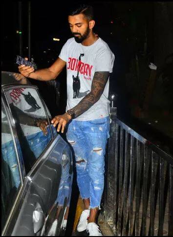 આ ખાસ અવસર પર નિધિ અગ્રવાલે ક્રોપ ટોપ અને રિપ્ડ જિન્સ પહેર્યું હતું, જ્યારે કેએલ રાહુલ સફેદ ટી-શર્ટ અને જિન્સમાં નજરે પડ્યો હતો.