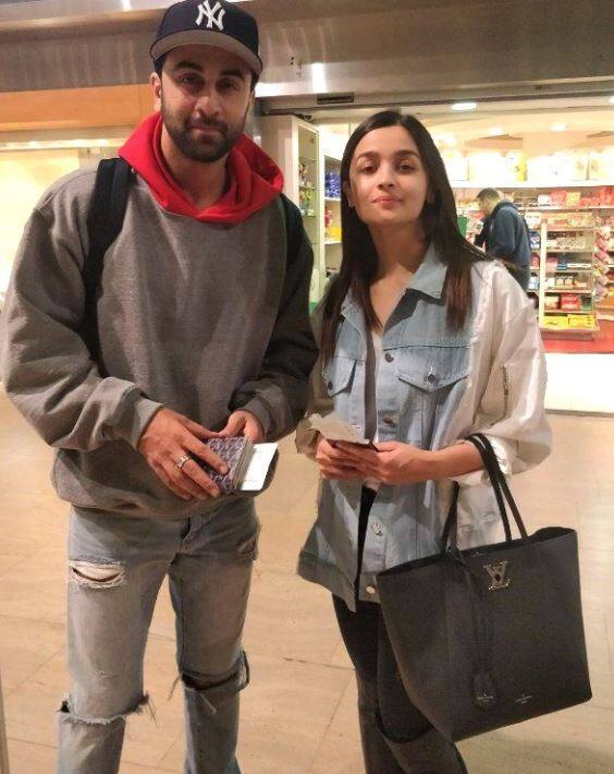 રણબીરે આલિયા સાથે સંબંધને લઈ પ્રથમ વખત સ્પષ્ટતા કરી છે. આ પહેલા એક ઈન્ટરવ્યૂમાં રણબીરે આલિયા સાથે રિલેશનને લઈ કહ્યું હતું કે, હાં એક છોકરા તરીકે મને તેના પર ક્રશ છે.