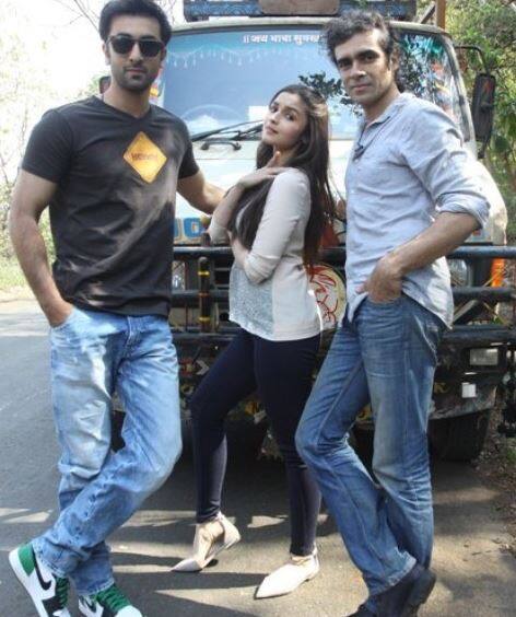 રણબીરને પૂછવામાં આવ્યું હતું કે, શું ખરેખર આલિયાને ડેટ કરે છે ? તેના પર રણબીરે કહ્યું, હાં આ કંઈ નવું નથી. હાલ તેના પર વાત કરવી ઉતાવળભર્યું કહેવાશે. એક કલાકાર તરીકે, એક વ્યક્તિ તરીકે આલિયા હવે ખીલી રહી છે.જ્યારે હું તેનું કામ જોઉં છું, તેને એક્ટિંગ કરતો જોઉઁ છું પરંતુ જિંદગીમાં પણ તે જે કંઈ આપે છે હું તેને સ્વીકારવા ઈચ્છું છું.