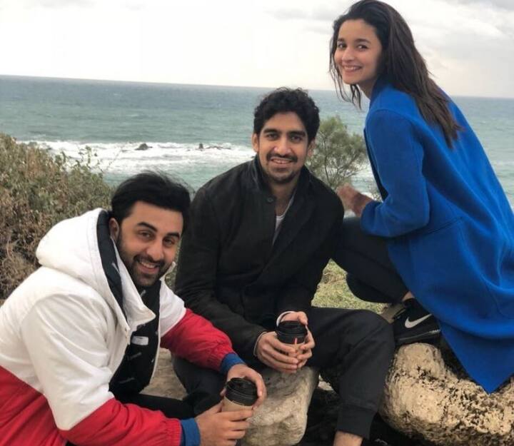 મુંબઈઃ તાજેતરમાં જ ‘સંજુ’નું ટ્રેલર રિલીઝ થયું છે. ફિલ્મમાં રણબૂર કપૂરના કામની દરેક પ્રશંસા કરી રહ્યા છે. ફિલ્મના ટ્રેલરને 1 કરોડથી વધારે વ્યૂઝ મળ્યા છે. ફિલ્મના આ ટ્રેલરની સાથે આલિયા અને તેના અફેરની ખબર જોર પકડી રહી છે.