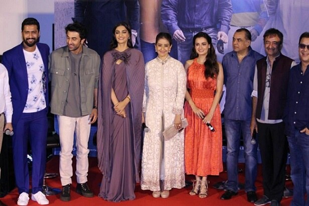 ટ્રેલરમાં એક સીન બતાવવામાં આવ્યો છે જેમાં સંજય દત્ત પોતાની પત્ની માન્યતાની સાથે વકીલ સાથે વાત કરતાં જોવા મળે છે. વકીલ તેની પત્નીની સામે પૂછે છે કે અત્યાર સુધી કેટલી યુવતી સાથે તેના સેક્સ સંબંધ રહ્યા છે. ત્યારે સંજૂ કહે છે, ‘પ્રોસ્ટીટ્યૂટને પણ સાથે ગણું કે એને અલગ રાખું. ચાલો સાથે જ રાખું છે. 308 સુધી યાદ છે. ચલો સેફ્ટી માટે 350 લખી નાંખો.’