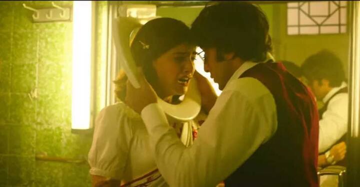 ફિલ્મમાં સંજય દત્તનો દિલફેંક અવતાર બતાવવામાં આવ્યો છે. ફિલ્મમાં ખુલાસો થયો છે કે, એક સમયે તે 350થી વધુ મહિલાઓ સાથે સંબંધ બાંધી ચૂક્યો હતો. આવામાં સોનમ કપૂરને આ ફિલ્મમાં આ બધી ગર્લફ્રેન્ડનો એક કલેક્ટિવ રૉલ આપવામાં આવ્યો છે, જેમાં કેટલીય ઘટનાઓને એક જ પત્રમાં આવરી લેવામાં આવી છે.