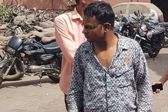 નડિયાદ: થોડા દિવસ પહેલા જ અમદાવાદમાં ‘પતિ, પત્ની ઔર વૌ’ જેવો કિસ્સો બન્યો હતો ત્યારે નડિયાદમાં આવેલા એક મોલના બેસમેન્ટમાં પરણીત પ્રેમિકા સાથે રંગરેલિયા કરી રહ્યો હતો ત્યારે પતિને તેની પત્નીએ રંગેહાથ ઝડપી પાડ્યો હતો. આ સમયે પરણિત પ્રેમીકાનો પતિ પણ દોડી આવ્યો હતો. ટીઆરબીમાં ફરજ બજાવતા વ્યભિચારી પતિએ પત્ની અને પ્રેમિકાના પતિને જાનથી મારી નાખવાની ધમકી આપતાં આ મામલે પોલીસે સ્ટેશને પહોંચ્યો હતો અને પોલીસે આ અંગે વધુ તપાસ હાથ ધરી છે. 