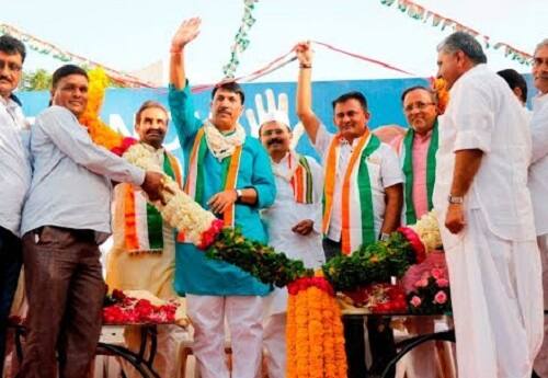 આ બેઠકમાં જનમિત્રની નિમણૂંકોની કામગીરી ક્યાં સુધી પહોંચી, કેટલી બાકી છે તેની કામગીરીનો હિસાબ માગવામાં આવ્યો હતો. ઉલ્લેખનિય છે કે સંગઠનમાં નવી નિમણૂંકોની યાદી પ્રદેશ સ્તરે ફાઈનલ થશે એ પછી હાઈકમાન્ડની મંજૂરી મેળવાશે, જોકે પક્ષના રાષ્ટ્રીય અધ્યક્ષ રાહુલ ગાંધી વિદેશ હોઈ જાહેરાતમાં વિલંબ થવાનો છે.